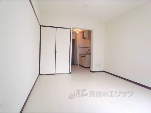 洋室　白いフローリングが清潔感を演出。