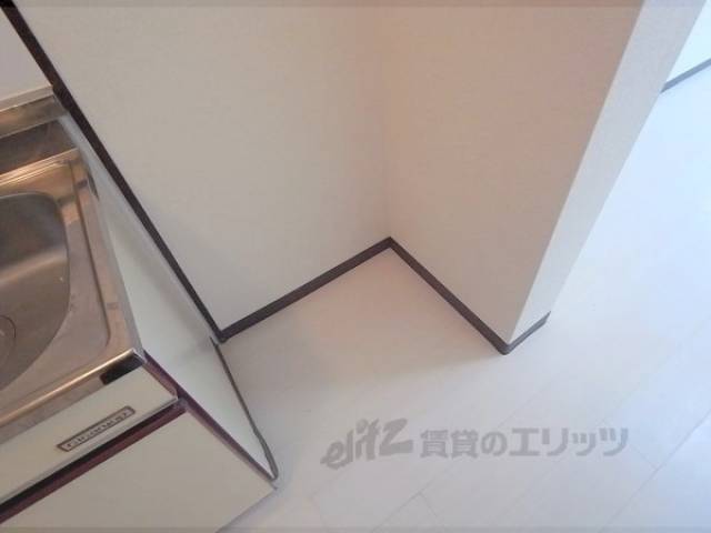 冷蔵庫置場　冷蔵庫がキッチンの横に置けますよ。