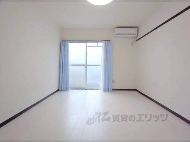 洋室　白を基調にした明るいお部屋です。