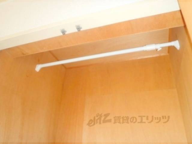 収納　収納上部　ハンガー掛けも付いています。