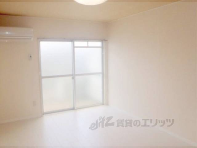 居室　白基調のお部屋ですので明るいです。