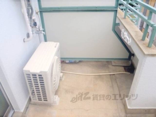 洗濯機置場　ベランダに洗濯機が設置できます。