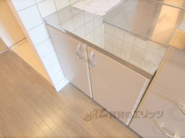 キッチン　コンロ下にも収納あります。