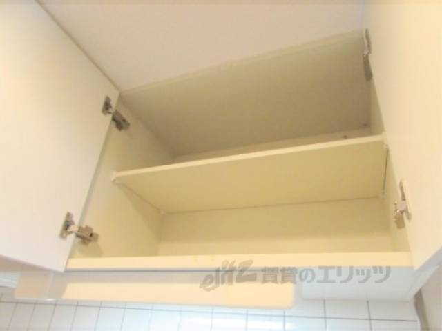 キッチン　キッチン上部にも食器類収納できますよ。