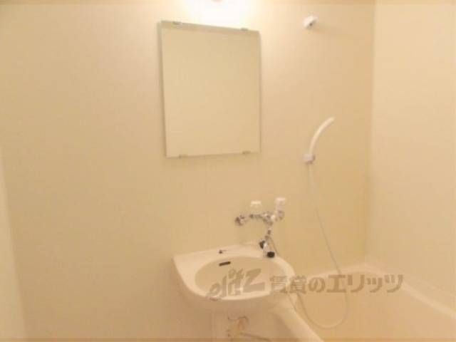 風呂　鏡・洗面台・シャワー付いています。