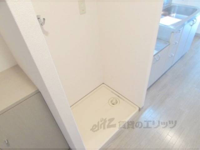 洗濯機置場　玄関入って左手に洗濯機設置可能です。