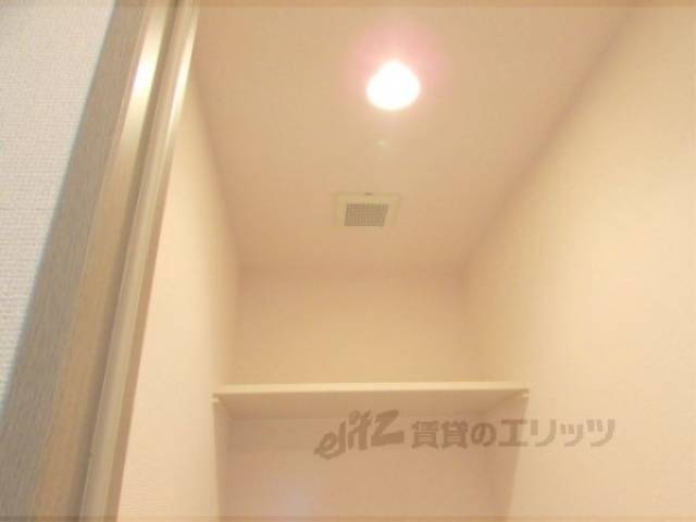 トイレ　トイレ上部にも棚あります。