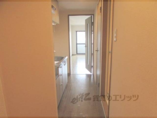 廊下　玄関から見た室内です。