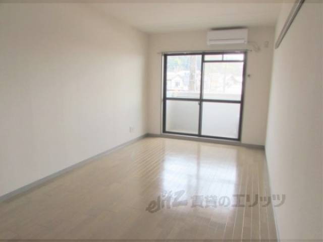 洋室　フローリングも綺麗です。