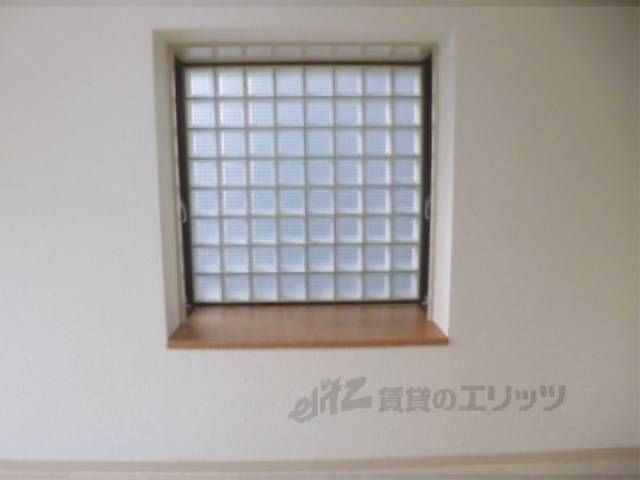 部屋窓、棚付