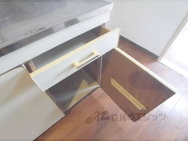 キッチン　下に収納あります