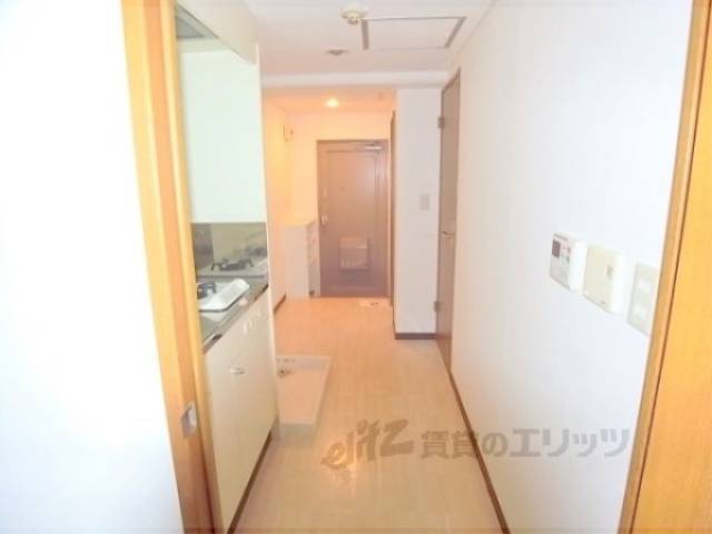 廊下　居室から玄関を見た光景です。