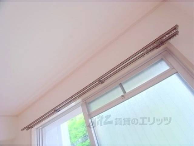 カーテンレール　レールは2本付いています。