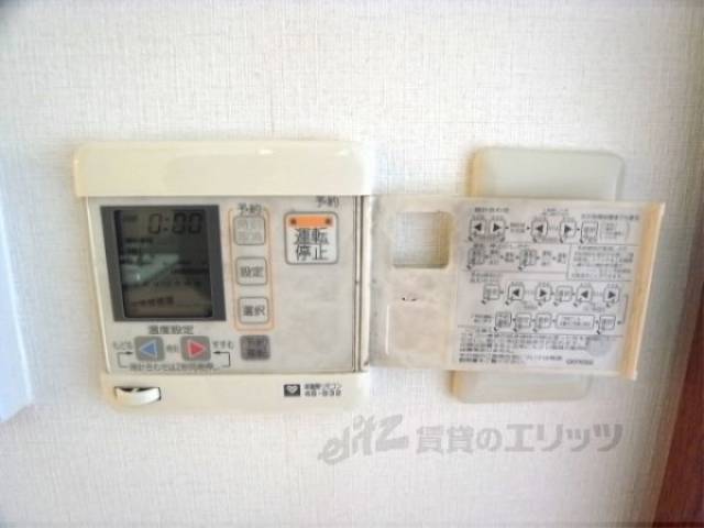 床暖房リモコン　なんと嬉しい床暖房付きです。