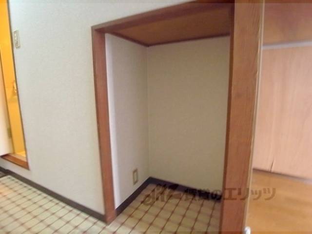 収納　小型冷蔵庫が入るほどの収納です。