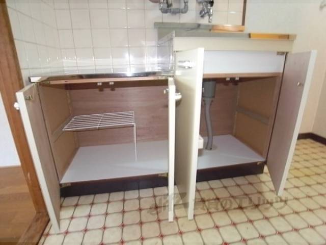 キッチン　キッチンは上下に収納があります。