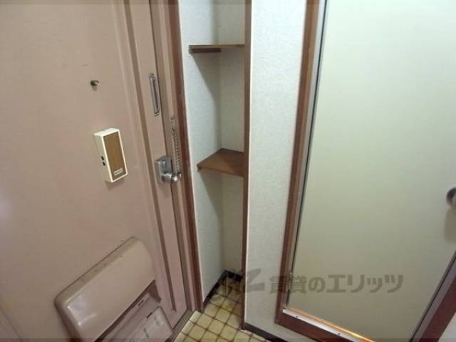 下駄箱　下駄箱は埋め込みタイプで出入りしやすい