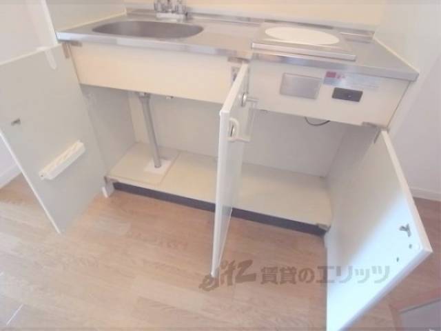 キッチン　下部収納　こちらにも収納スペースがあります。