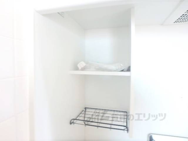 キッチン　上部に収納スペースがあります。