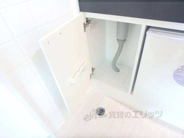 キッチン　下部に収納スペースがあります。