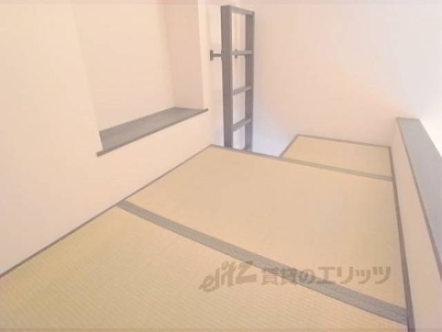 ロフト　便利な棚付きです。