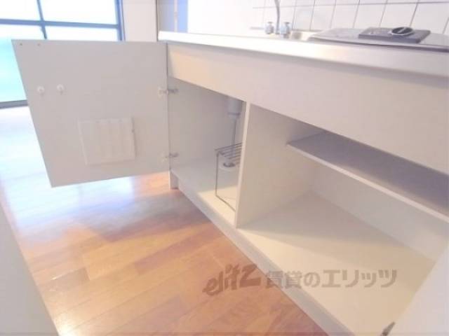 キッチン　キッチン下部収納2　便利な包丁立て付きです。