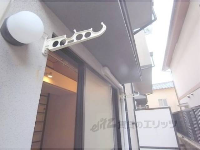 眺望　テラス　便利な物干竿掛け付きです。