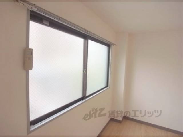 西向きの窓　洋室にあります。