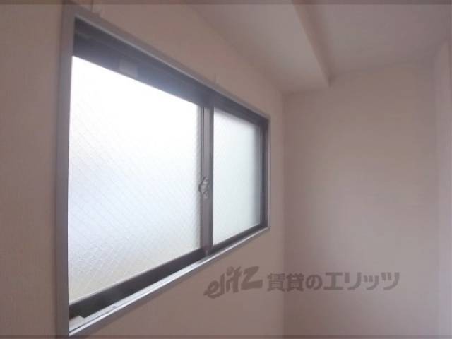 南向きの窓　玄関入って左手にあります。