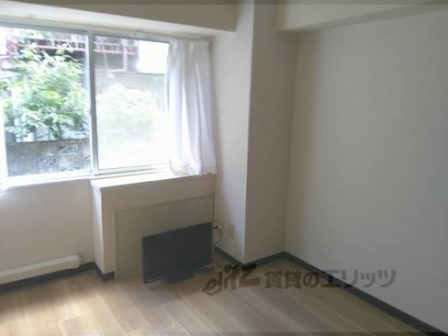 洋室　テレビつき