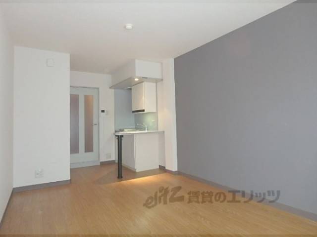 洋室　大きな窓で日当り良好です