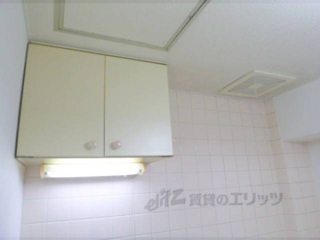 キッチン　吊戸棚