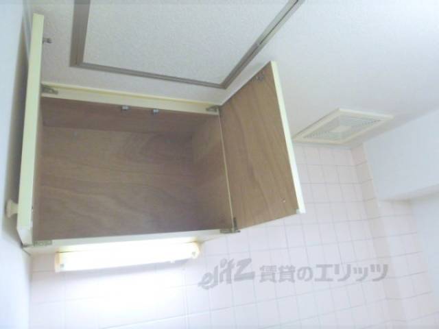 キッチン　吊戸棚