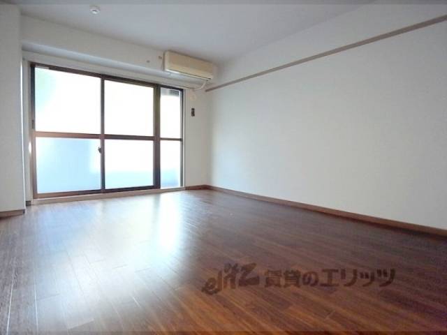 洋室　落ち着きのある床の色です・