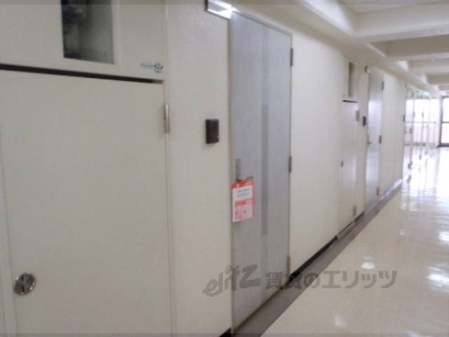 玄関　建物内に廊下があるので雨の日も安心・