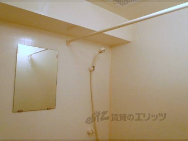 ユニットバス　鏡もついてますよー・