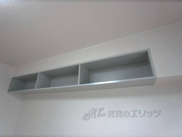 洋室　洋室吊り棚収納