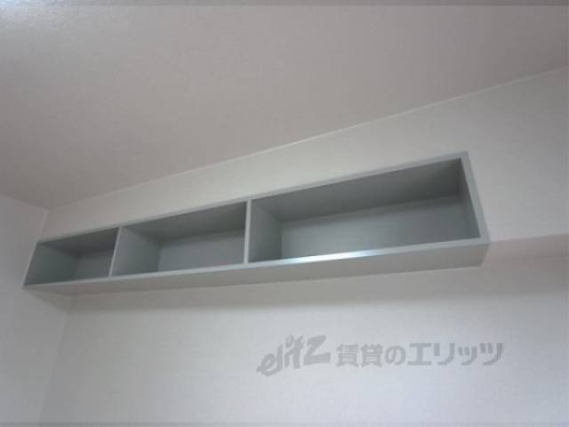 洋室　洋室吊り棚収納