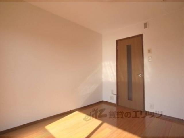 居室　きれいなフローリングのお部屋です。