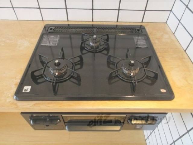 キッチン　三口コンロ