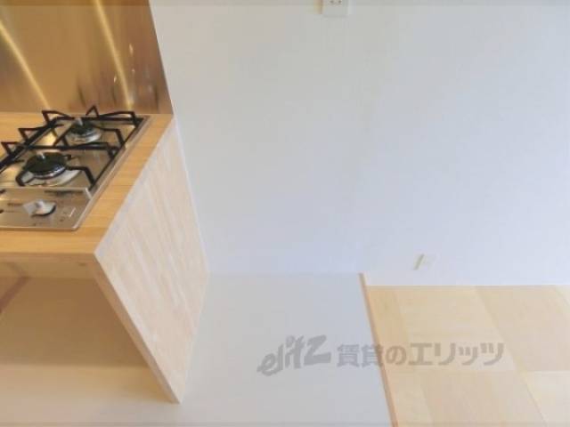 冷蔵庫置場　青い壁で落ち着いた雰囲気があります