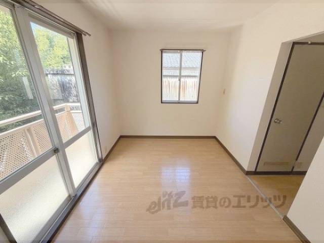 洋室　横幅の広いお部屋ですね