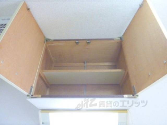 キッチン　上部収納棚