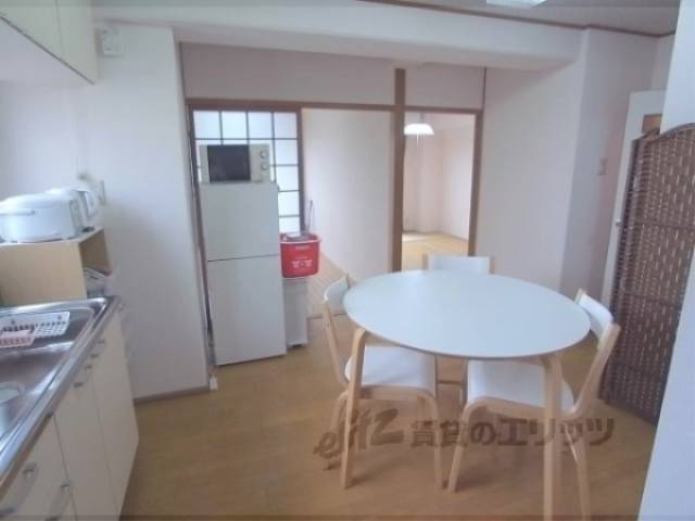 リビング　テーブル付きです