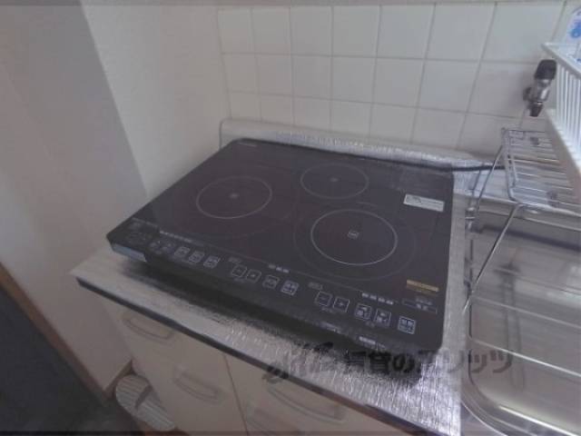 キッチン　電気コンロ　三口の電気コンロついています
