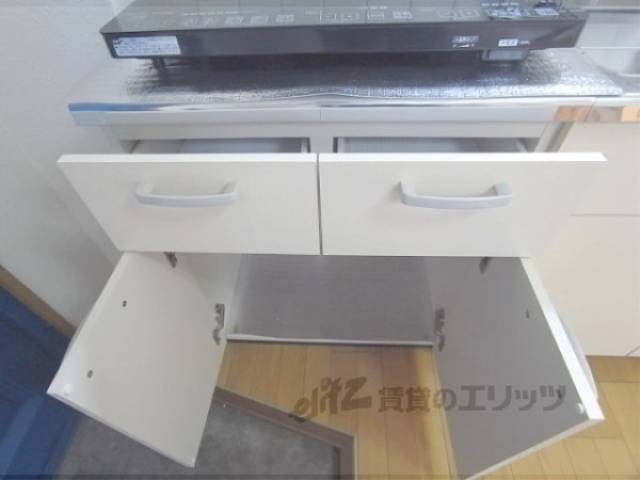 キッチン　キッチン下収納　コンロの下に収納あります