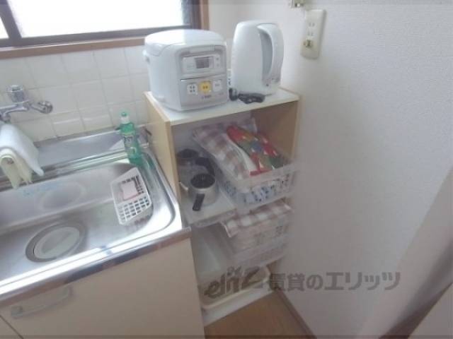 キッチン　収納　棚、炊飯器、電気ポットもあります