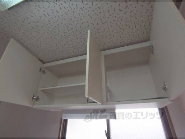 キッチン　キッチン上収納　上にも収納あり増す