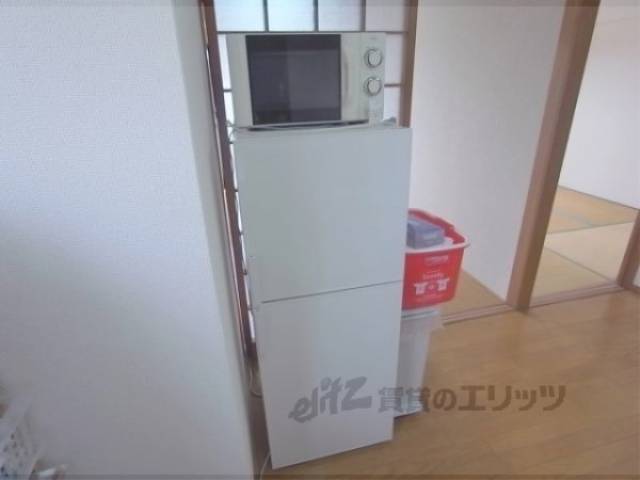 冷蔵庫置場　冷蔵庫、電子レンジ　冷蔵庫に電子レンジまで