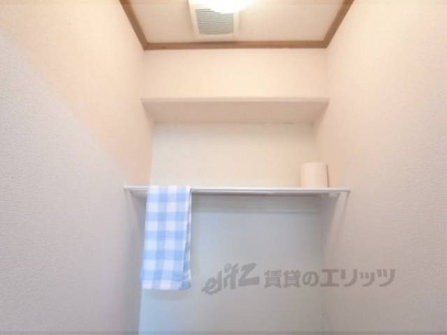 トイレ　収納　後ろの上部に棚付いています